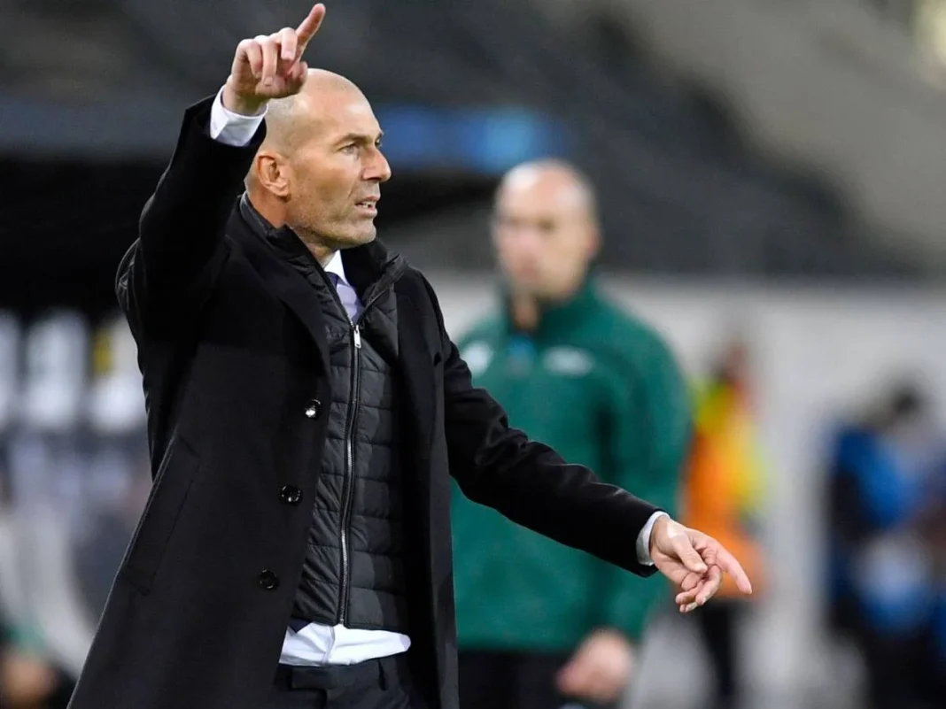 Les discutions avancent pour Zidane avec ce club… Zidane en discussion avec un club de football.