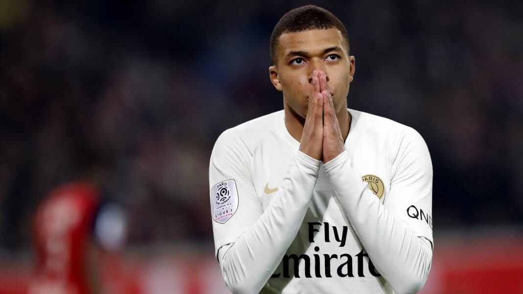 Mbappé et le PSG : le coup de tonnerre confirmé ! Kylian Mbappé en prière sur le terrain du PSG.