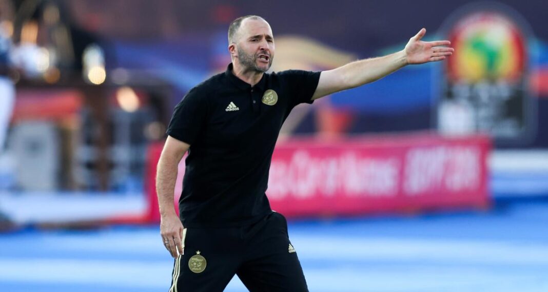 Equipe d’Algérie : voici des détails incroyables sur la fameuse liste de Belmadi (Vidéo) Entraîneur de football donnant des instructions sur le terrain.