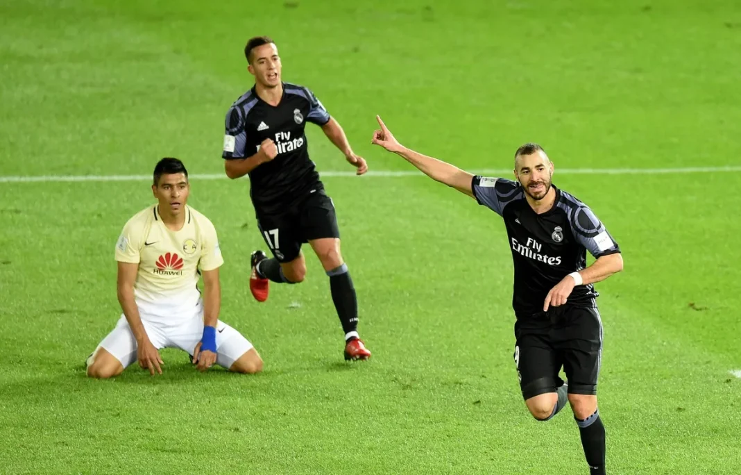 Real Madrid : Benzema l’énorme surprise Karim Benzema en train de célébrer un but lors d'un match de football.