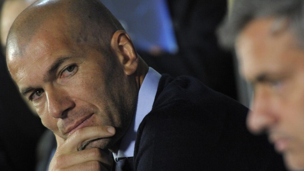 Zidane pensif lors d'un événement sportif ou médiatique.