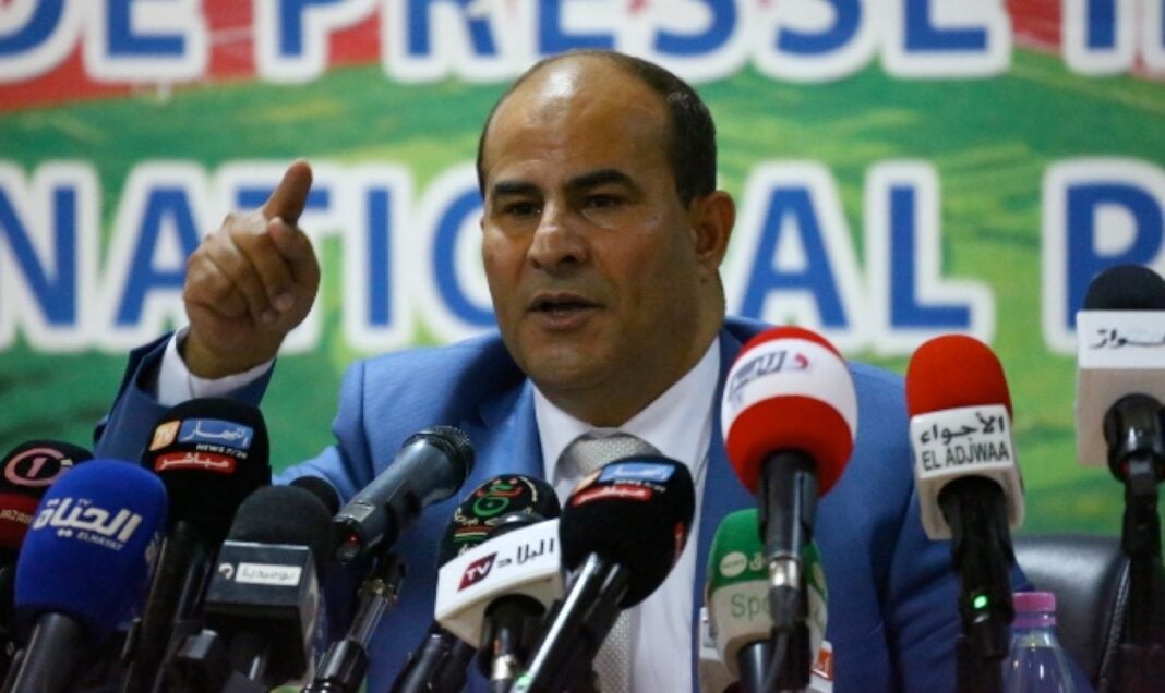 Coup de Tonnerre ! Abdelkrim Medouar tire à boulets rouges sur… Abdelkrim Medouar s'exprime lors d'une conférence de presse.