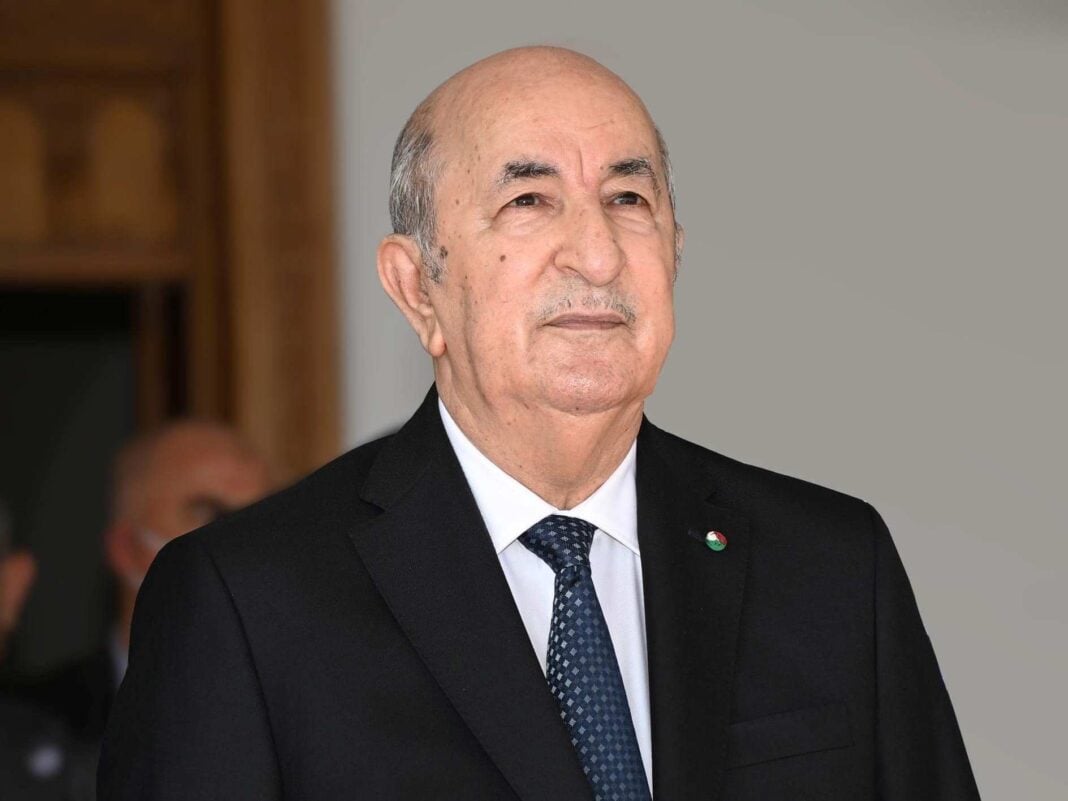Tebboune : les Algériens sont nés libres et sont libres de prendre des décisions Le président Abdelmadjid Tebboune lors d'une cérémonie officielle en Algérie.