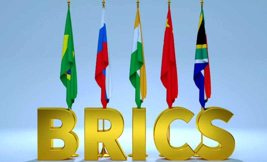 Adhésion de l’Algérie aux BRICS : Où en sommes-nous? Voici le point. Drapeaux des pays membres des BRICS avec le logo BRICS en dessous.
