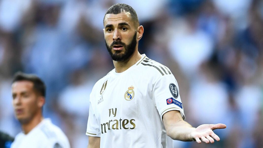 Karim Benzema en match de football Karim Benzema, joueur de football du Real Madrid, lors d'un match important.
