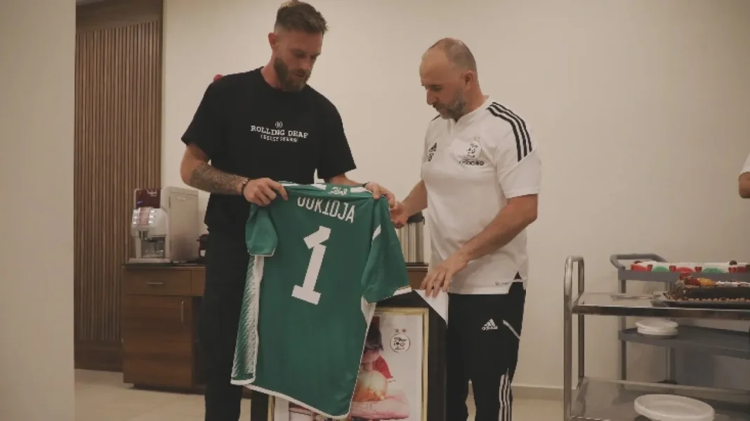 Alexandre Oukidja prend sa retraite Alexandre Oukidja reçoit un maillot de football lors d'une cérémonie.