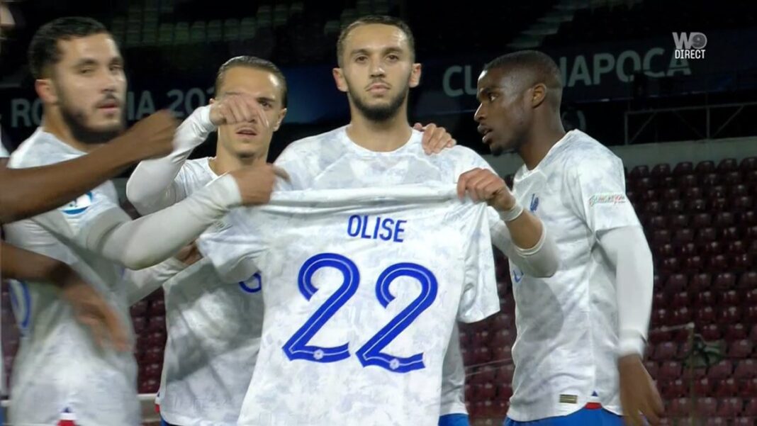 Amine Gouiri et Rayan Cherki témoignent leur soutien à Michael Olise ! Joueurs de football soutenant Michael Olise lors d'un match.