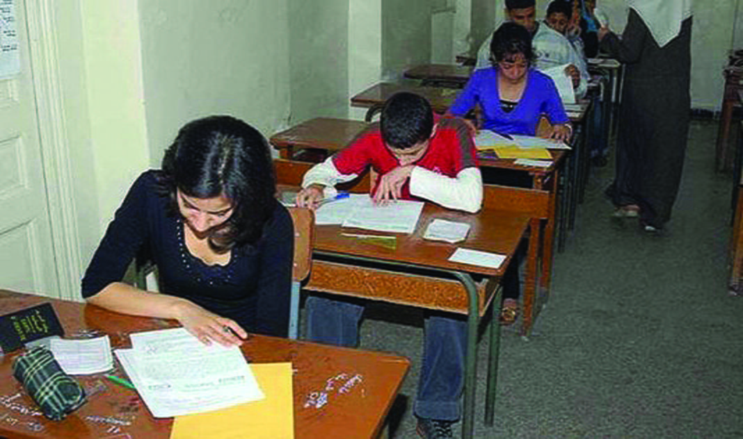 BEM 2023 : Quelles sont les wilayas les mieux classées ? Étudiants passant un examen dans une salle de classe.
