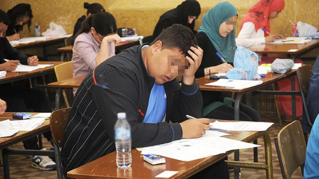 Nouveauté pour les titulaires d’un baccalauréat 2023 Étudiant stressé lors du contrôle du BAC en Algérie.