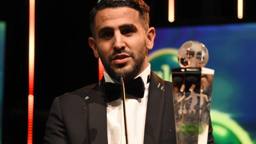 Riyad Mahrez en costume lors d'une cérémonie Riyad Mahrez en costume lors d'une cérémonie de remise de prix.