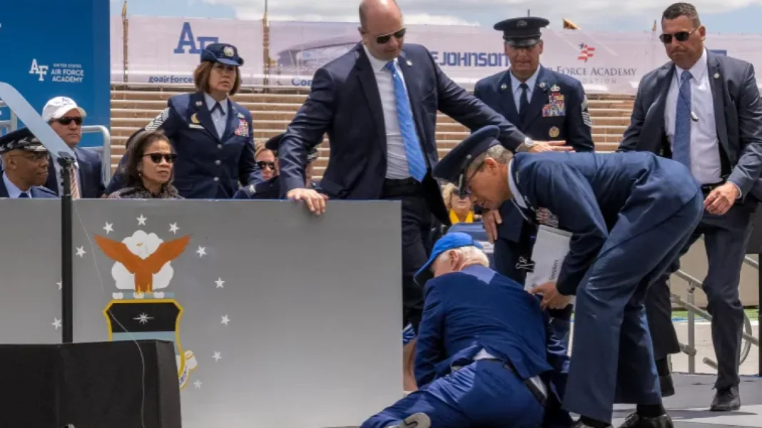 Video : Le président Biden tombe lors d’une cérémonie militaire Le président Biden tombe lors d'une cérémonie militaire, entouré de militaires et de civils.