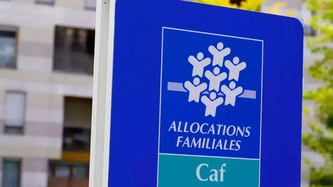 Incroyable ! Ce couple possédant 500 000 euros en compte reçoit l’allocation familiale. Regardez ! Panneau bleu indiquant 'Allocations Familiales' et 'Caf' pour l'aide sociale.