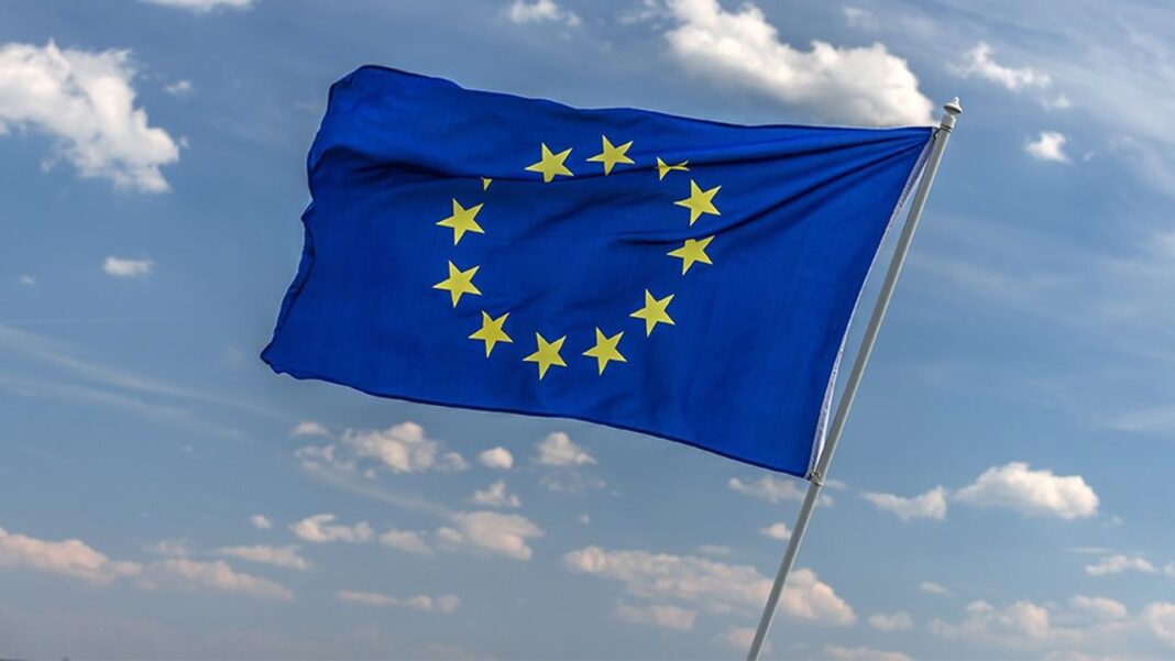 Immigration : Ce pays facilite la tâche aux travailleurs des pays tiers Drapeau de l'Union Européenne flottant dans le ciel.