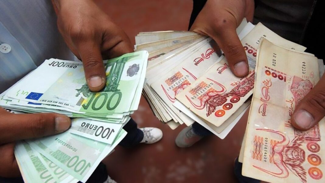 Algérie : Taux de change du dinar sur le marché informel ce mardi 25 juillet Échange de billets de banque en euros et dinars algériens.
