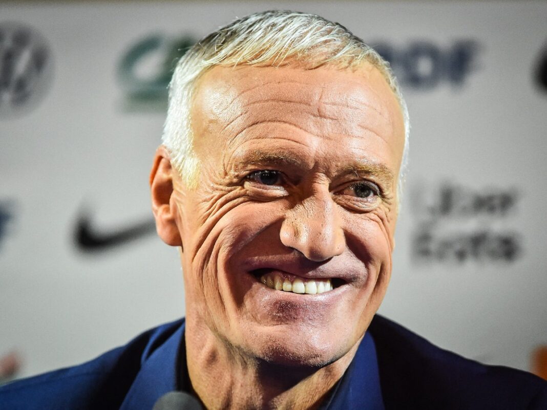 Football: Didier Deschamps emboite le pas à Djamel Belmadi Didier Deschamps souriant lors d'une conférence de presse.