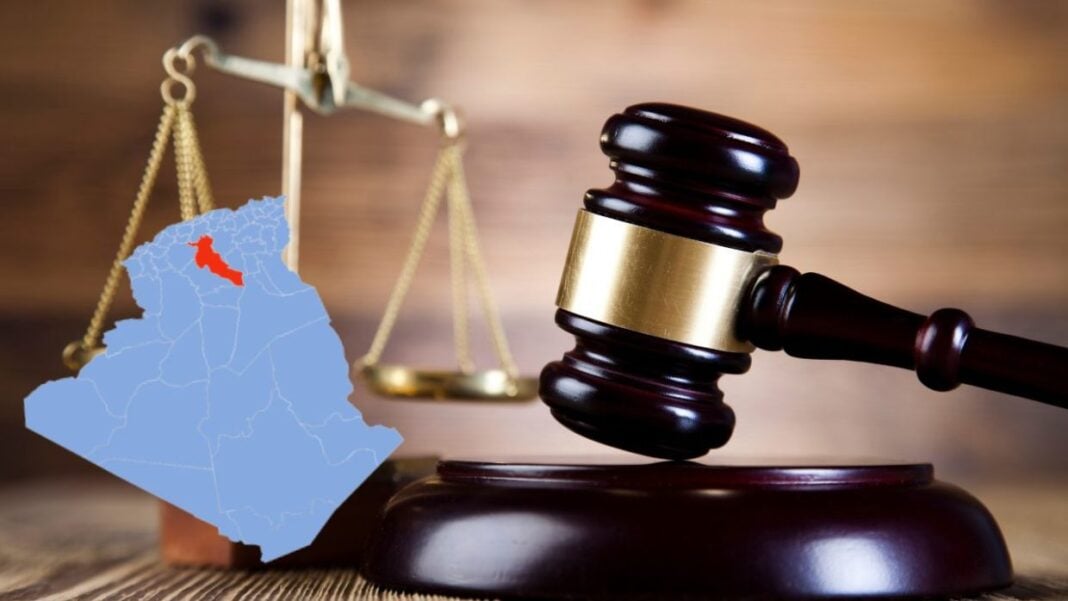 Djelfa : Un septuagénaire arrêté pour trafic de drogue. Balance de justice et marteau de juge en bois.