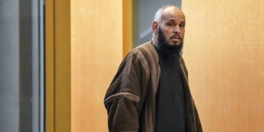 Dossier imam expulsé vers l’Algérie : un soutien de taille pour l’homme d’Allah. Imam avec barbe et vêtement traditionnel dans un intérieur.