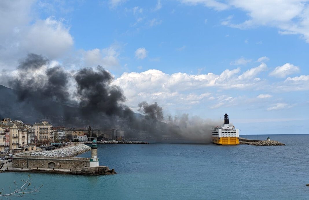 Incendie à bord d'un ferry Corsica Linea Fumée noire provenant d'un incendie sur un ferry en mer.