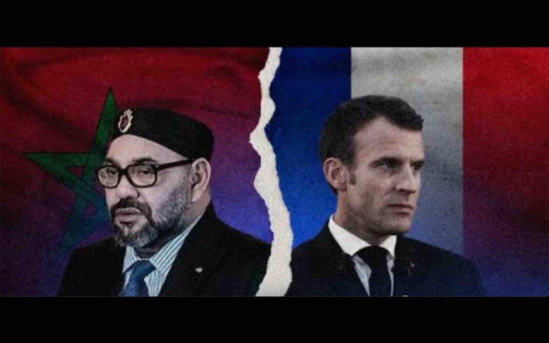 Deux Journalistes Français expulsés par le régime marocain Emmanuel Macron et le roi du Maroc avec drapeaux en arrière-plan.