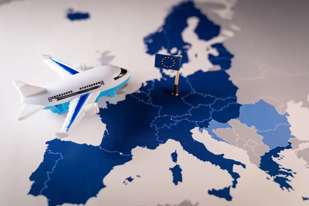 Immigration : Ces 2 nouveaux pays rejoingnent l’espace Schengen Avion sur une carte de l'Europe avec drapeau de l'UE.