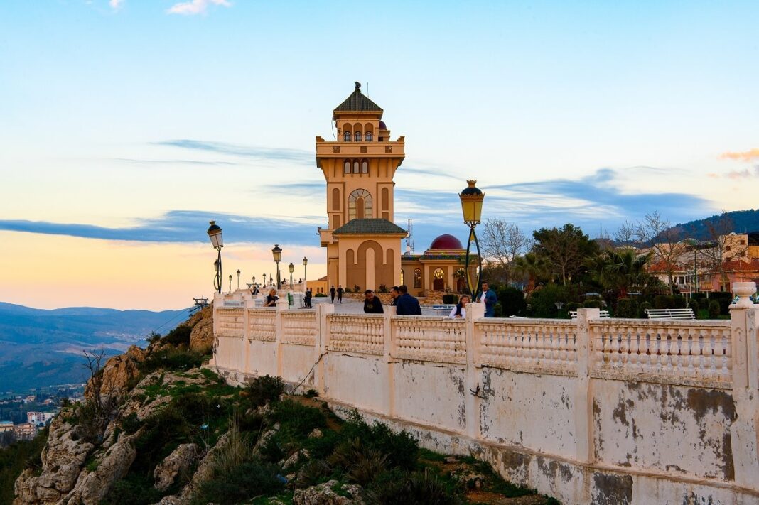Monument historique à Tlemcen avec vue panoramique.
