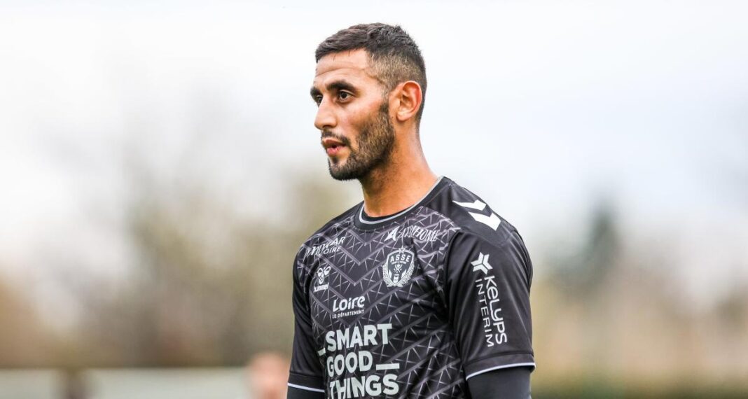 Faouzi Ghoulam pose un acte de grande classe. Les bénéficiaires exultent de joie. Faouzi Ghoulam en maillot noir lors d'un match de football.