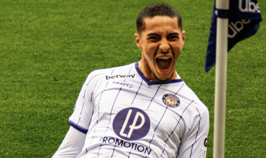 Fares Chaibi en célébration après un but lors d'un match de football.