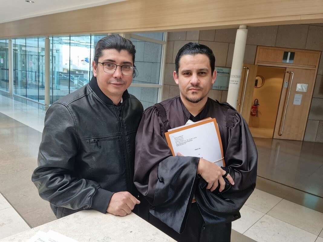 France : un Gilet jaune expulsé au Maroc Deux hommes posant, un en robe de graduation, dans un bâtiment moderne.