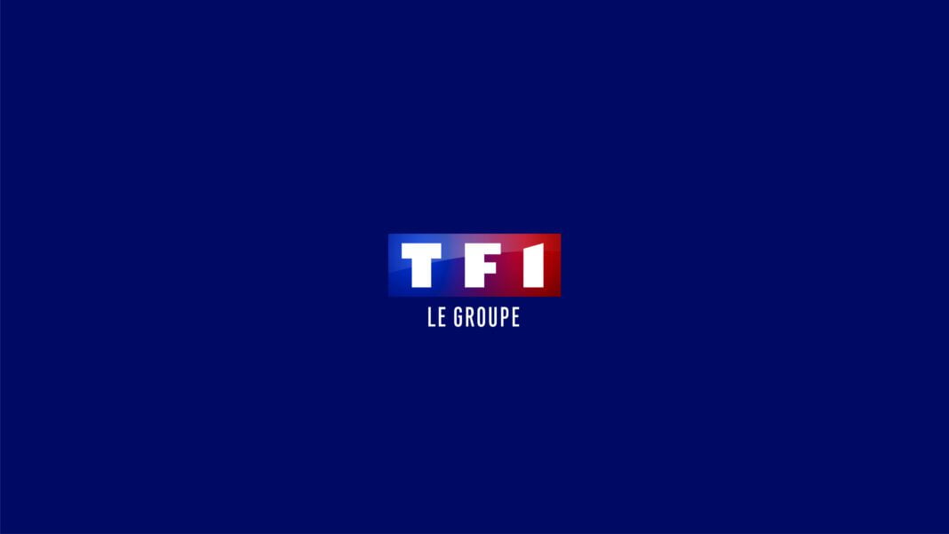 Le caméraman de TF1 agressé par un Algérien est mort Logo de TF1 Groupe sur fond bleu.