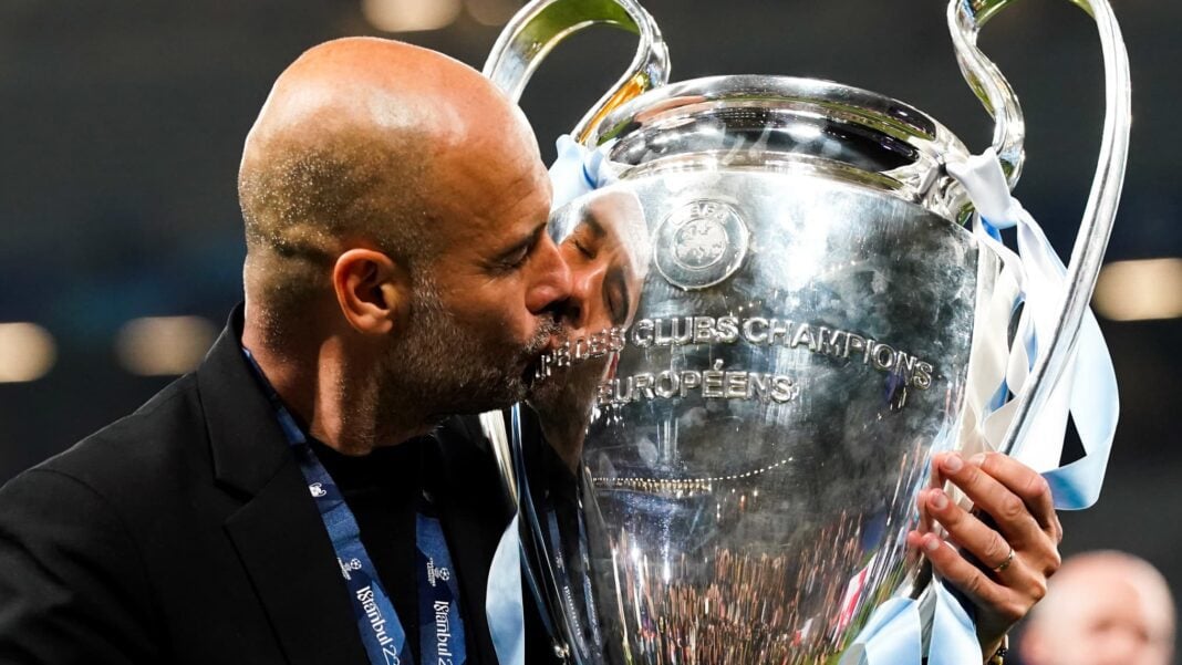 Guardiola avec la coupe de la Ligue des Champions Pep Guardiola embrasse la coupe de la Ligue des Champions.