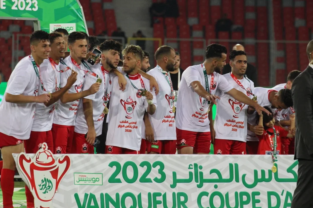 Coupe d’Algérie 2023: Historique, l’ASO Chlef remporte le second titre L'équipe de l'ASO Chlef célèbre sa victoire en Coupe d'Algérie 2023.