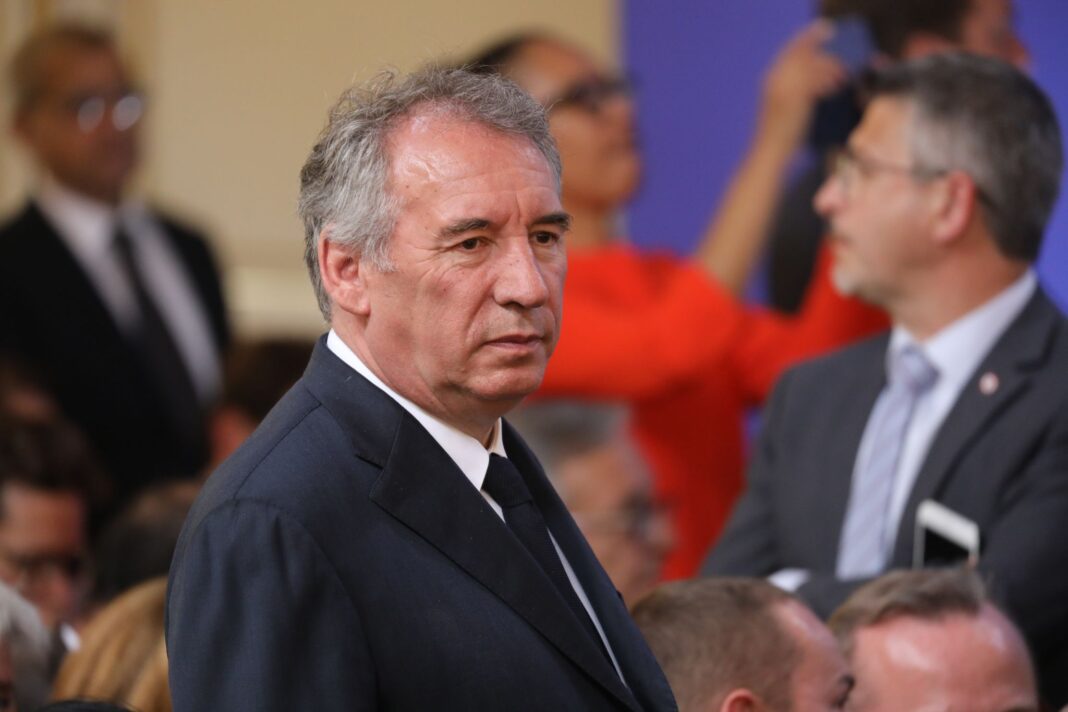 Immigration algérienne en France : François Bayrou recadre l’opinion publique. François Bayrou en discussion lors d'un rassemblement politique en France.