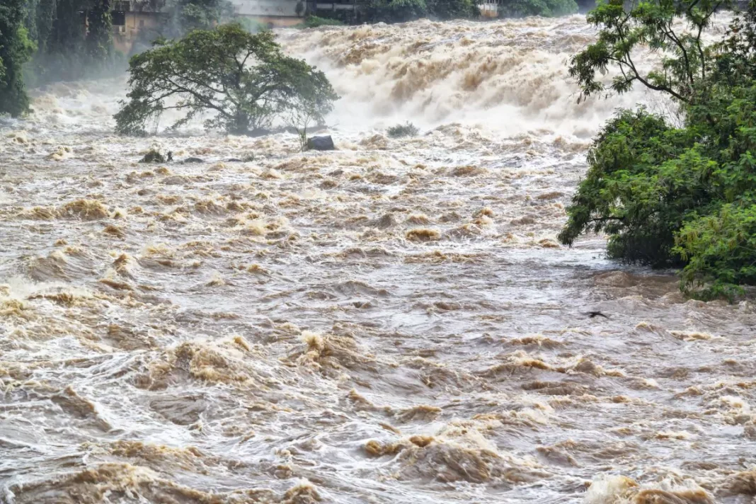 Inondation dévastatrice en Afrique du Nord Rivière en crue lors d'une inondation majeure en Afrique du Nord.