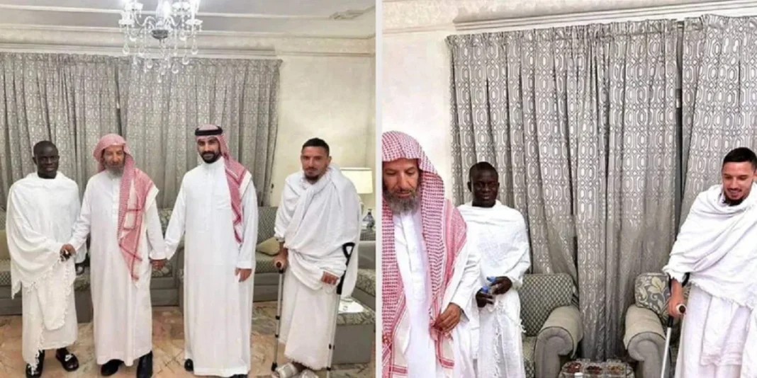 Ismaël Bennacer en chaise roulante à la Mecque, Ngolo Kanté tenant ses béquilles. La vidéo enflamme la toile. Ismaël Bennacer en fauteuil roulant à la Mecque avec Ngolo Kanté tenant ses béquilles.