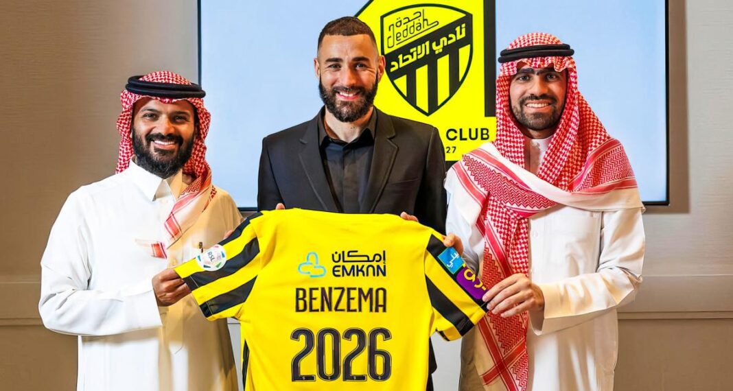 Karim Benzema touche 200 millions d’euros en Arabie saoudite ? Fake-News! Karim Benzema avec des dirigeants saoudiens et un maillot de football.