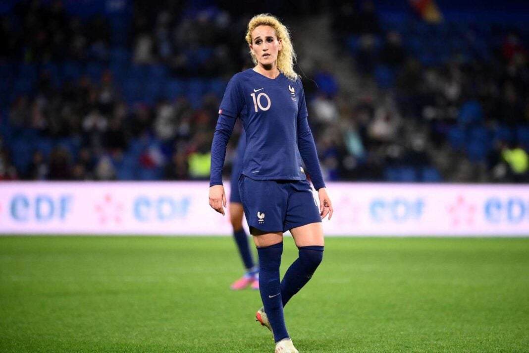 Kheira Hamraoui joue pour l'équipe de France féminine de football.
