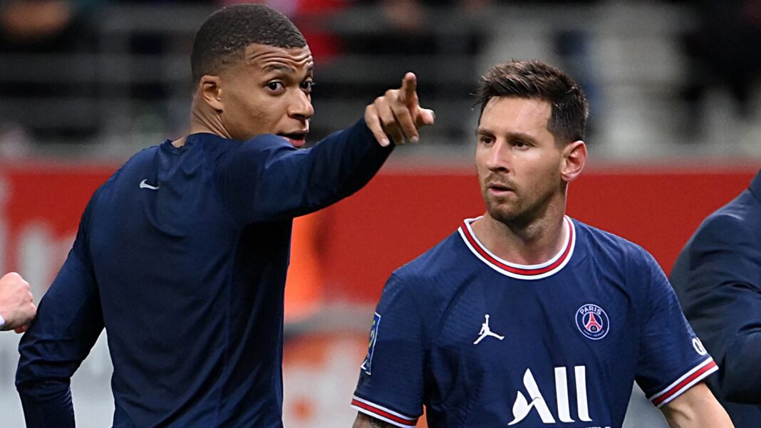 Messi, l’énorme révélation Lionel Messi et Kylian Mbappé discutant lors d'un match du PSG.