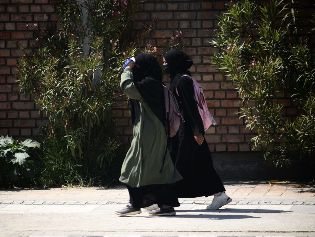 L ’abaya « n’est pas un signe religieux musulman », selon le CFCM Deux femmes portant des abayas dans une rue urbaine.
