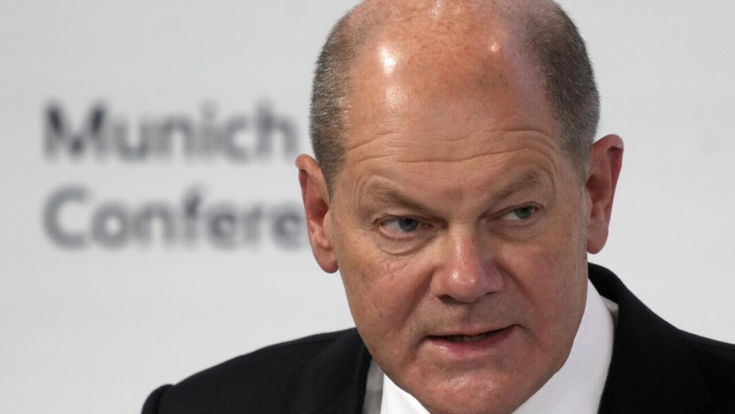 Officiel ! L’Allemagne dit oui à l’immigration des travailleurs qualifiés étrangers Homme parlant lors d'une conférence à Munich, Allemagne.