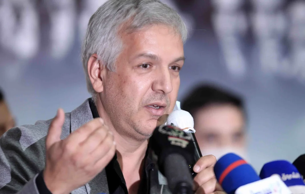 “Je suis parti en France… avec un visa de 30 jours, un cabas et 500 francs.” La folle confidence de Djaffar Gacem Djaffar Gacem parlant à une conférence avec microphones.