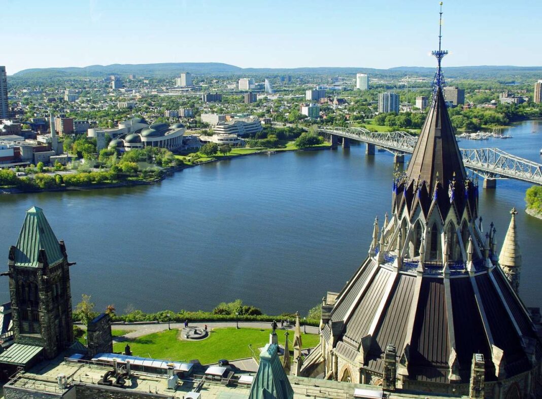 Vue aérienne de Montréal avec le fleuve Saint-Laurent et la vieille ville.