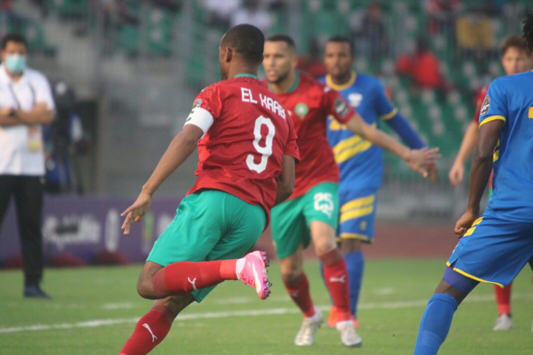 Ça ne sent pas bon ! Le Maroc enchaine les mauvaises nouvelles. Joueur en action lors d'un match de football au Maroc.