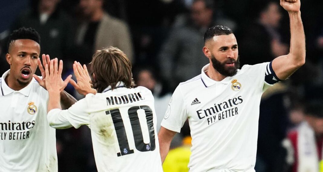 Le Real Madrid gagne cette bataille face à l’Arabie Saoudite Joueurs du Real Madrid célébrant une victoire lors d'un match.