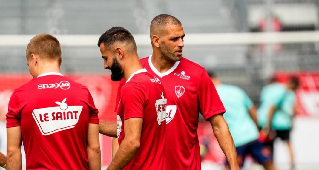Le président de Brest encense Slimani et dézingue Belaili Joueur de football en action lors d'un match.