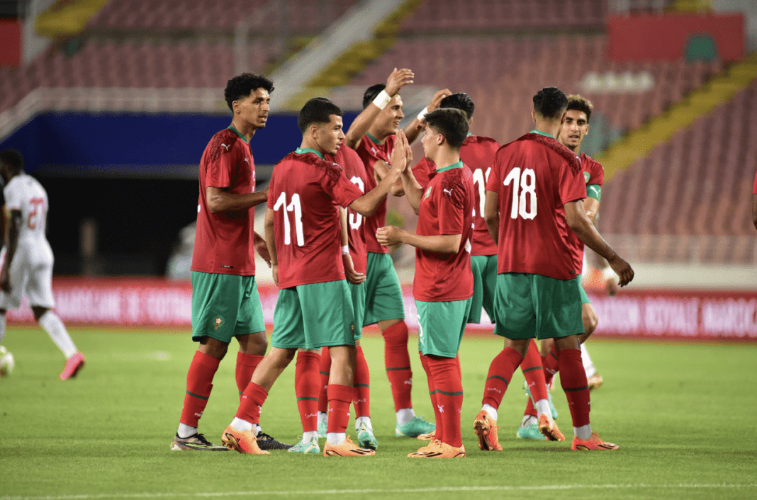 Jeune équipe de football du Maroc lors d'un match international.