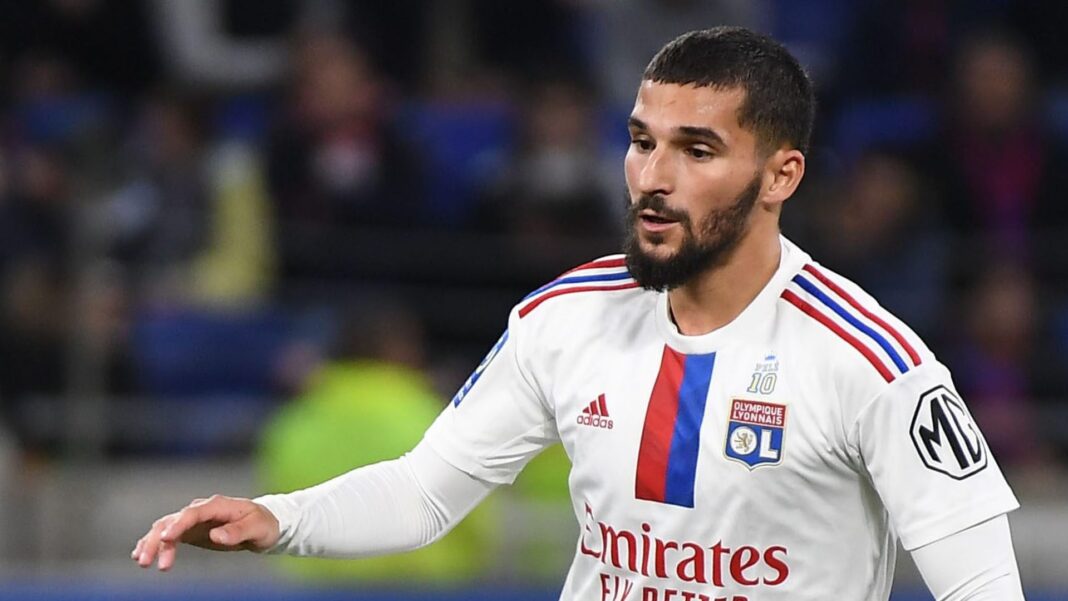 Houssem Aouar en action avec l'OL Houssem Aouar portant le maillot de l'Olympique Lyonnais lors d'un match.