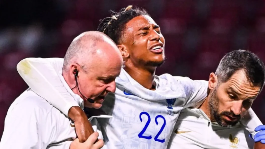 Michael Olise tourne le dos à l’Algérie pour la France Michael Olise célèbre avec ses coéquipiers lors d'un match de football.