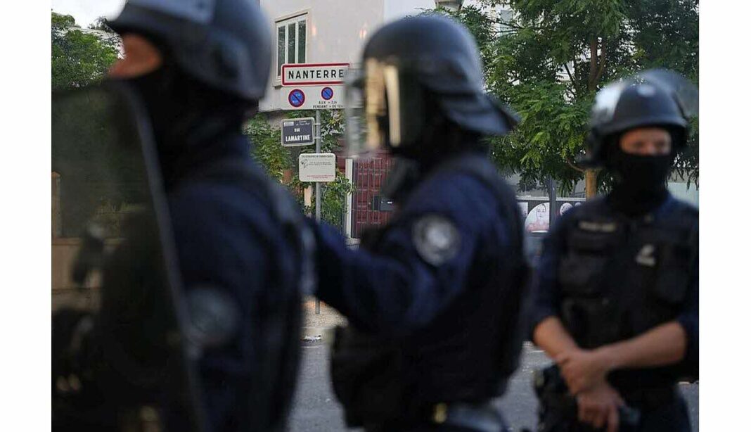 Mort de Nahel : Les rues de Naterre en ébullition, le policier meurtrier dans de beaux draps. Policiers en patrouille lors des émeutes à Nanterre.