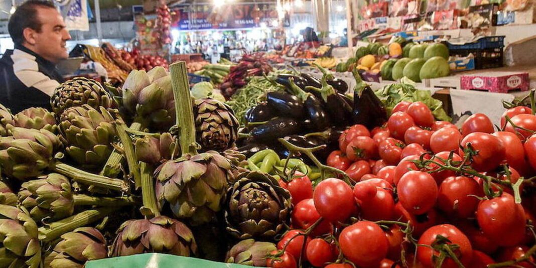 Nouveau coût des denrées alimentaires : l’APOCE livre les détails. Légumes frais et artichauts au marché, produits locaux du Maghreb.
