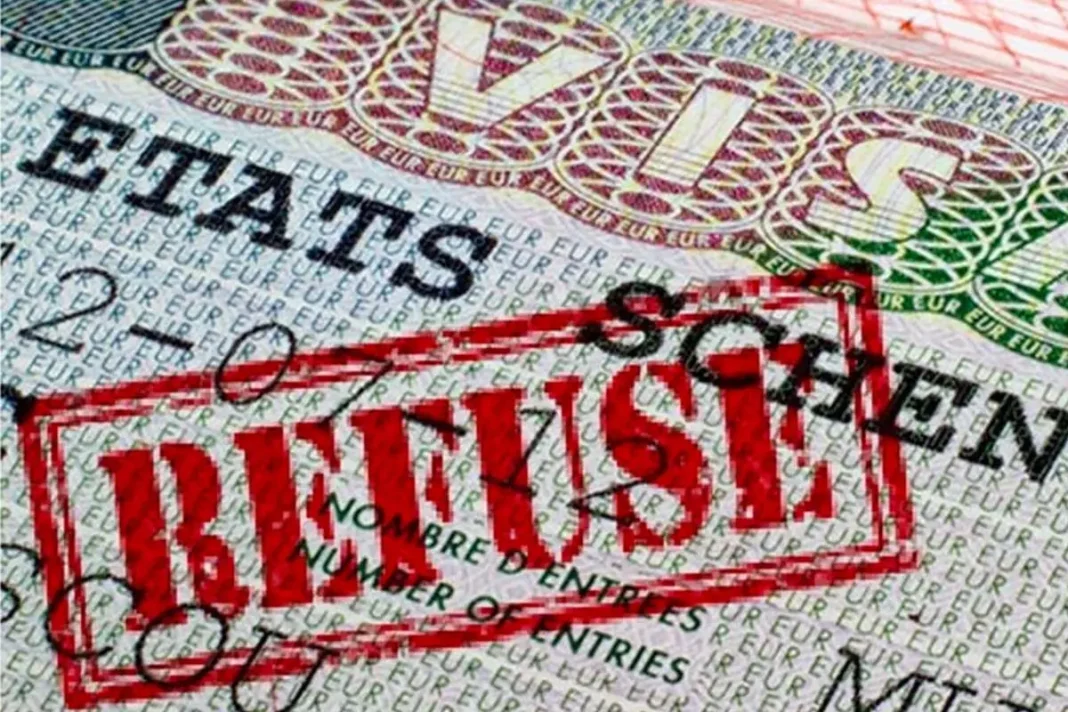 Refus du visa Schengen : L’Algérie, la victime favorite. Visa Schengen refusé, document officiel avec stamp refus.